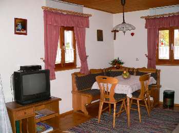 Wohnbereich mit Essecke im Ferienhaus im Landkreis Cham