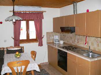 Wohnküche mit kompletter Kücheneinrichtung